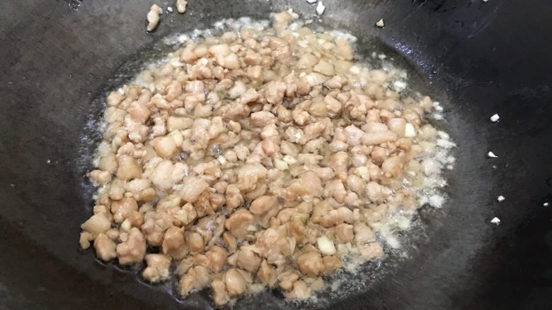 香菇肉沫蚝油冬瓜,转中大火,翻炒至猪肉变色