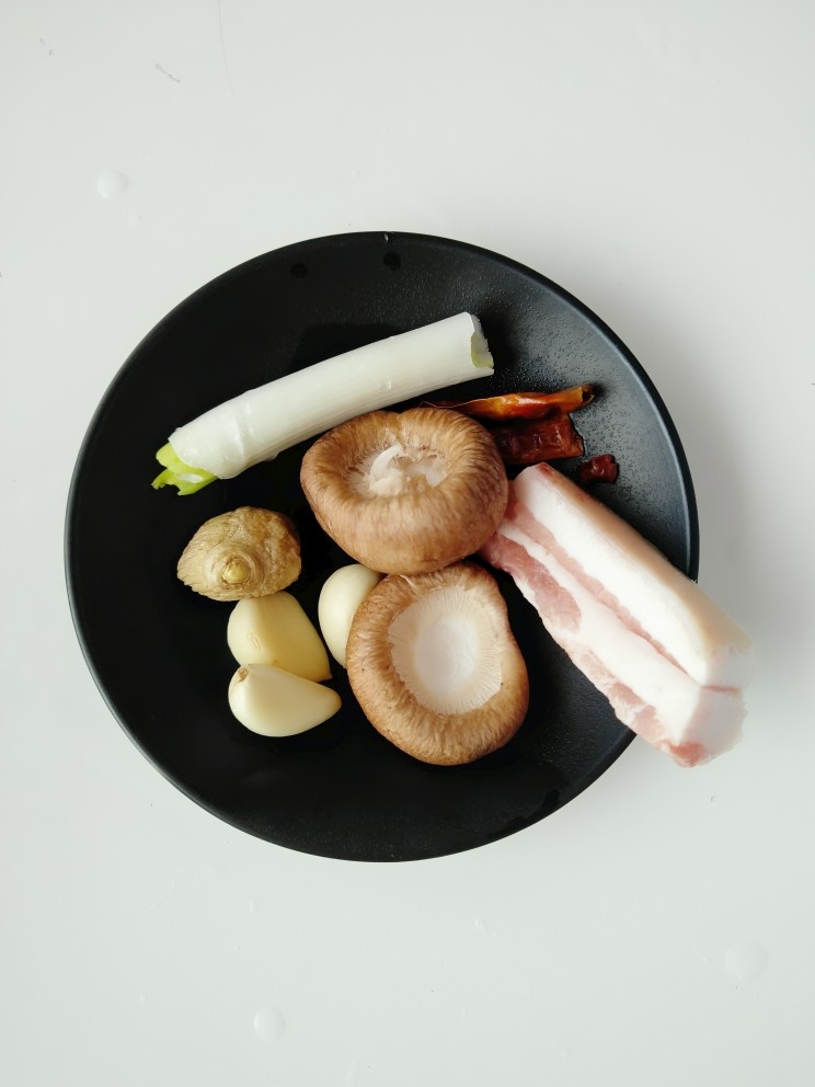 豆角焖面,把<a style='color:red;display:inline-block;' href='/shicai/ 138'>大葱</a>、<a style='color:red;display:inline-block;' href='/shicai/ 37'>姜</a>、<a style='color:red;display:inline-block;' href='/shicai/ 230'>香菇</a>、蒜瓣、<a style='color:red;display:inline-block;' href='/shicai/ 86474'>干辣椒</a>、<a style='color:red;display:inline-block;' href='/shicai/ 428'>五花肉</a>清洗干净备用。

