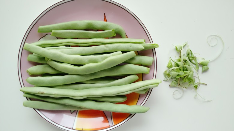 豆角焖面,先把<a style='color:red;display:inline-block;' href='/shicai/ 3639'>豆角</a>两端的尖去掉。