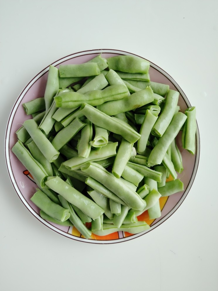 豆角焖面,豆角洗净掰成如图中小段,洗净沥干水份备用。