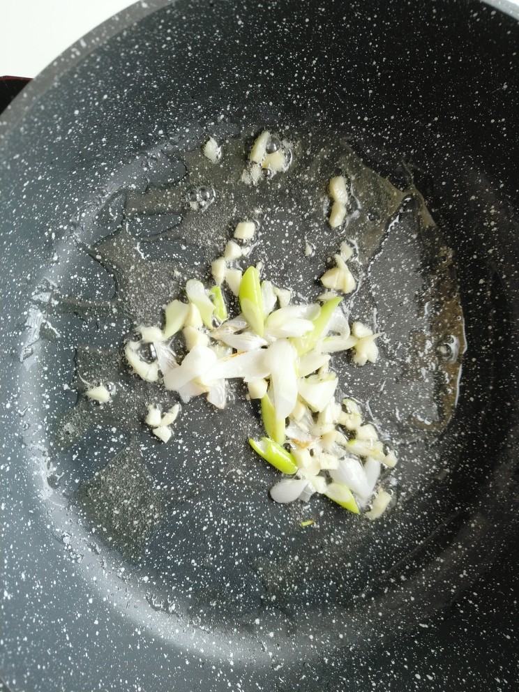 豆角焖面,放入一半的蒜瓣,留一半备用。