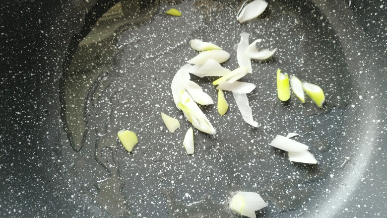 豆角焖面,待油温7-8成热时,倒入葱花爆香。
