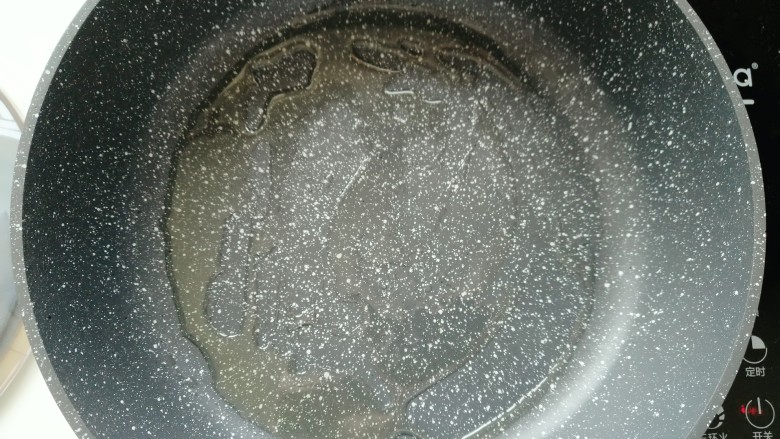 豆角焖面,开火起锅倒入食用油。