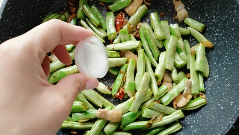 豆角焖面,根据自己口味加入适量食盐。