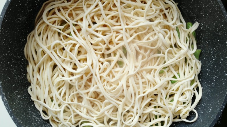 豆角焖面,待冒气后继续煮至两分钟后放入<a style='color:red;display:inline-block;' href='/shicai/ 526'>面条</a>，把<a style='color:red;display:inline-block;' href='/shicai/ 526'>面条</a>平铺在豆角上，盖上锅盖。