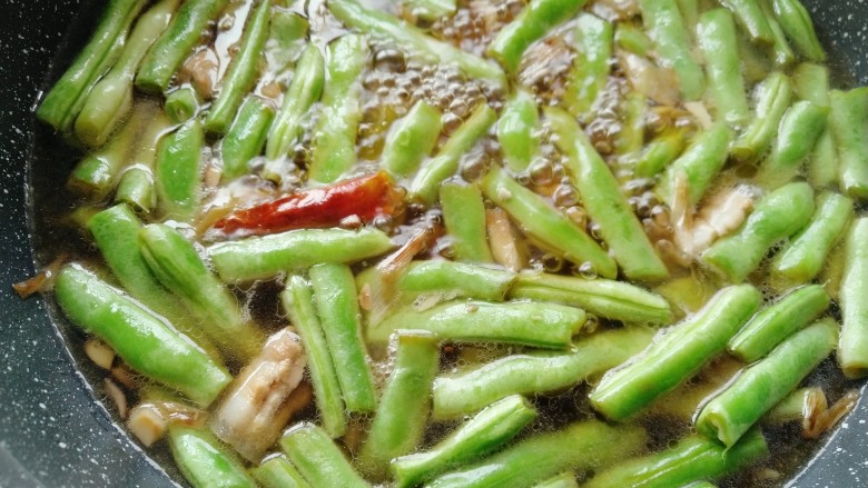 豆角焖面,倒入适量的水,水不要太多,跟豆角稍微平行就可以,盖上锅盖。