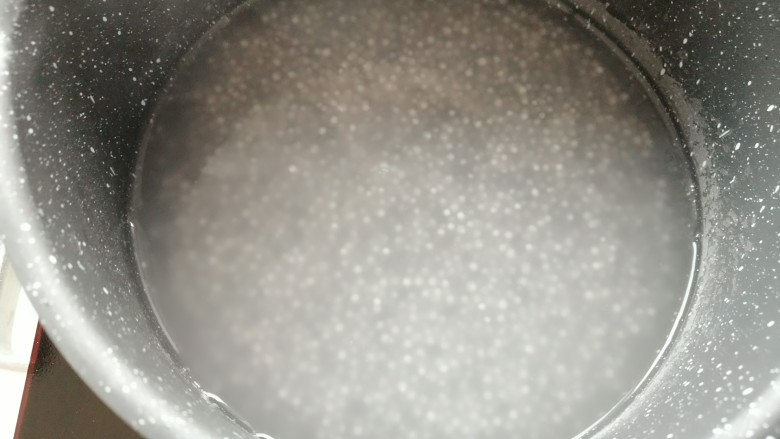 奶香西米露,中火煮至西米变软为透明色,中间小白点快没时,关火,过凉水多投几遍。