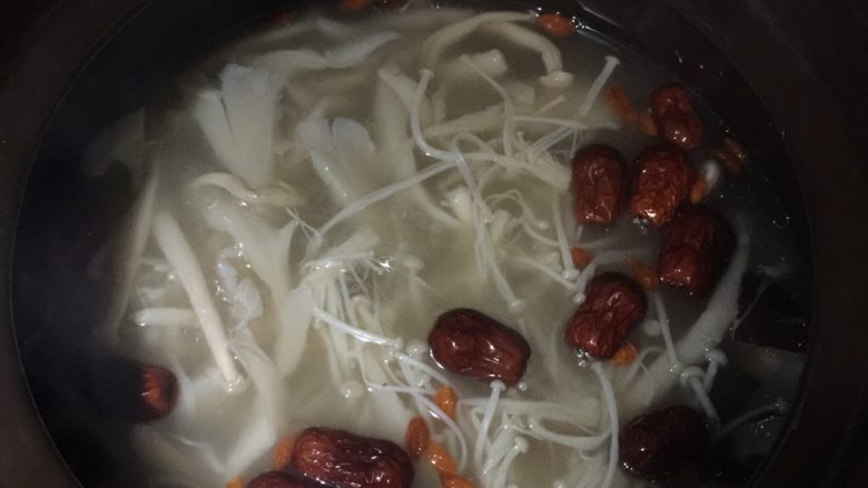 菌菇汤,3小时后加<a style='color:red;display:inline-block;' href='/shicai/ 2470'>红枣</a>和<a style='color:red;display:inline-block;' href='/shicai/ 673'>枸杞</a>适量，再煮30分，最后加盐和鸡精调味，