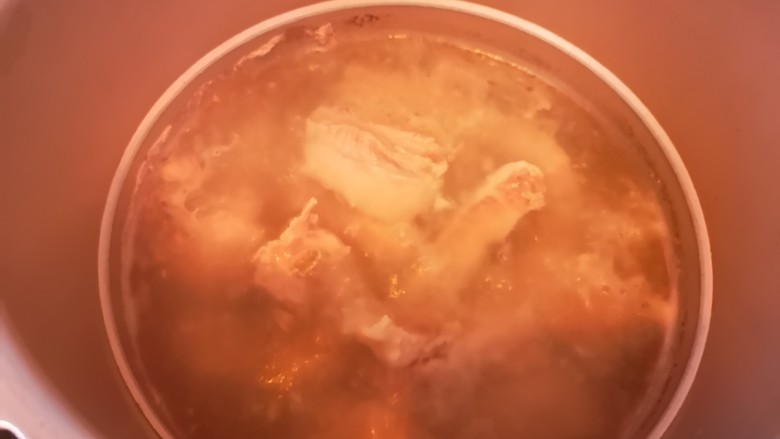 小炒排骨,水沸后煮1分钟,然后将水倒掉,并再次清洗排骨