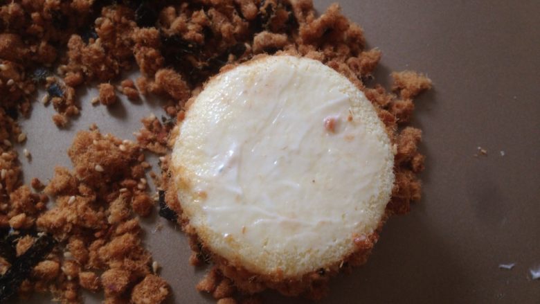 肉松小贝,盖上另一片小蛋糕片,在上面抹上沙拉酱,粘上肉松,在四周也抹上沙拉酱粘肉松。