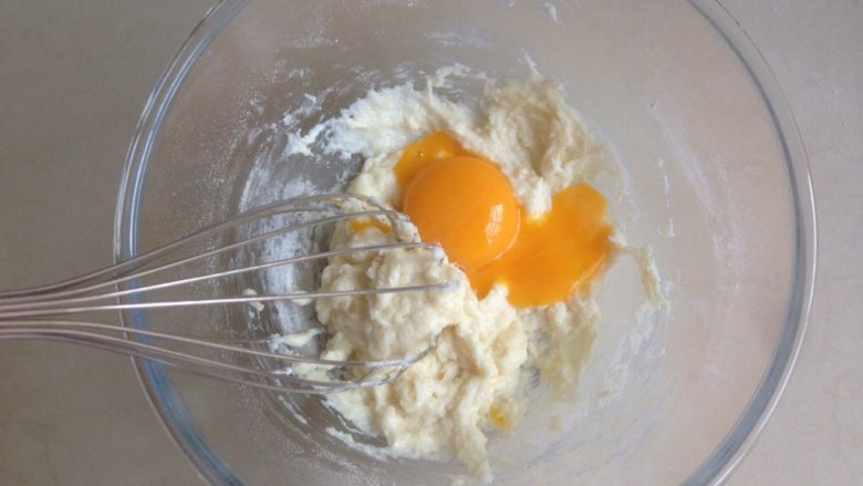 肉松小贝,分两次加入蛋黄,搅拌均匀。