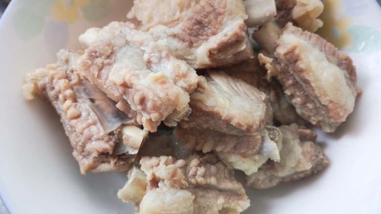 小炒排骨,捞出排骨,汤汁留着备用