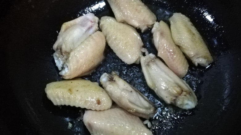 可乐鸡翅,放少许油，两面煎成黄色
