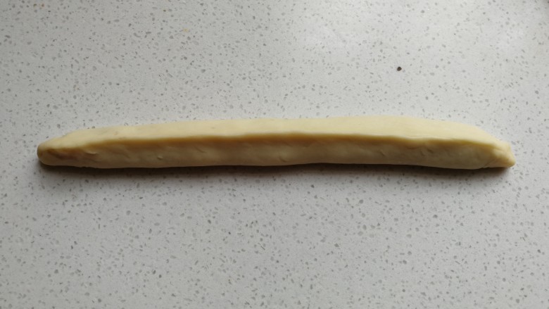 花环豆沙包,然后把两边对捏起来,接口处捏紧。