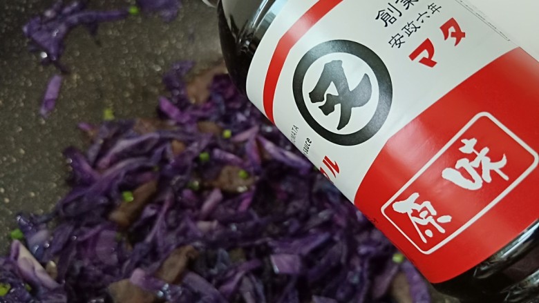 紫甘蓝炒牛肉,加一勺又伊鲜原味酱油。又伊鲜原味酱油,咸鲜适口,适合炒、炖、焖,精选大豆,独家酿造,想要出众的厨艺,你就缺一瓶又伊鲜原味酱油!