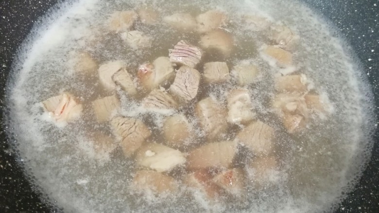 土豆烧牛肉,锅内放水,加一勺<a style='color:red;display:inline-block;' href='/shicai/ 718'>料酒</a>烧开,下入牛肉焯水,再次烧开以后关火。