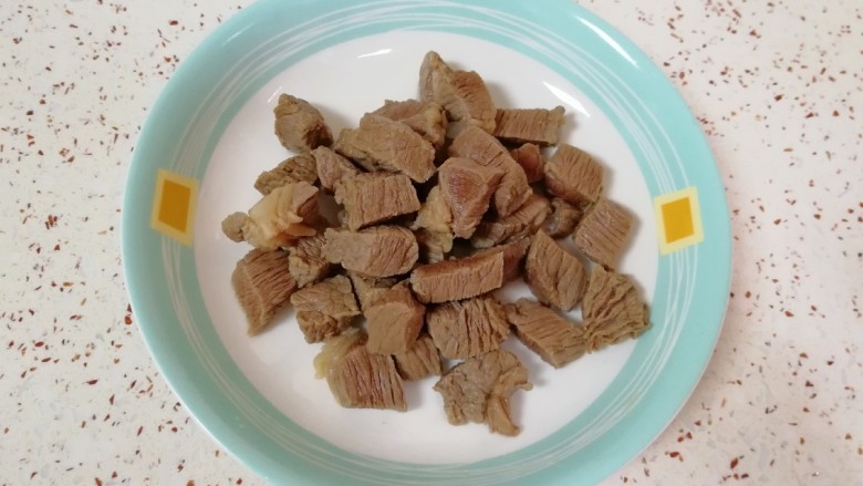 土豆烧牛肉,焯过水的牛肉用凉水冲洗干净,控一下水备用。