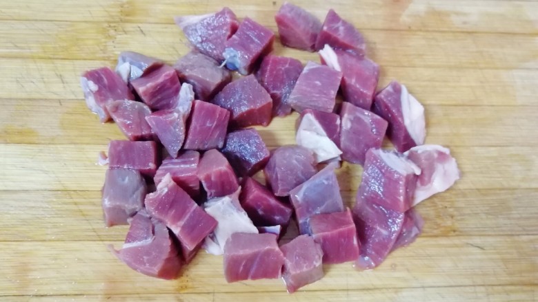 土豆烧牛肉,牛肉用凉水泡一个小时左右,中间多换几次水,直到没有血水,泡过的牛肉冲洗干净切成块。