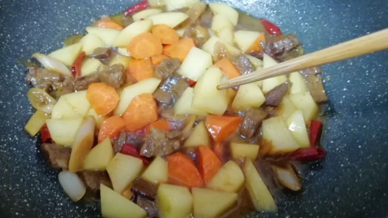 土豆烧牛肉,用筷子扎一下土豆,能轻松扎透即可。