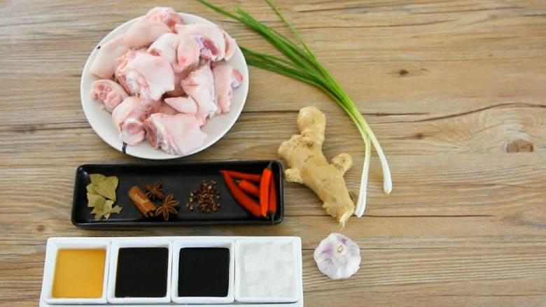 家常红烧猪蹄—在家也能做出大厨级的猪蹄, ·食材·
【主料】:猪蹄 1个
【辅料】:生抽 3勺|老抽 2勺|料酒 2勺|小米椒 少许|香料 适量|姜葱蒜 适量
