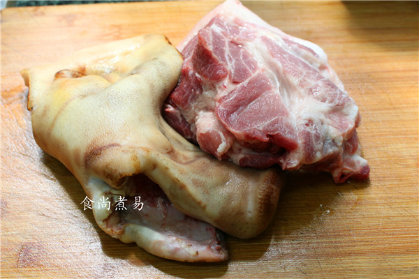 红烧猪头肉,<a style='color:red;display:inline-block;' href='/shicai/ 411'>猪头肉</a>洗净,刮干净杂毛和污垢,难以清理的地方,用炉头上的小火烤一下,冲洗干净