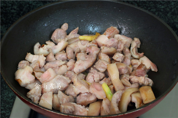 红烧猪头肉,炒至香味四溢,肉色发白