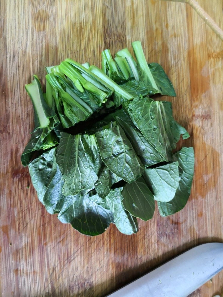 香肠芥兰白豆汤,切成三段。