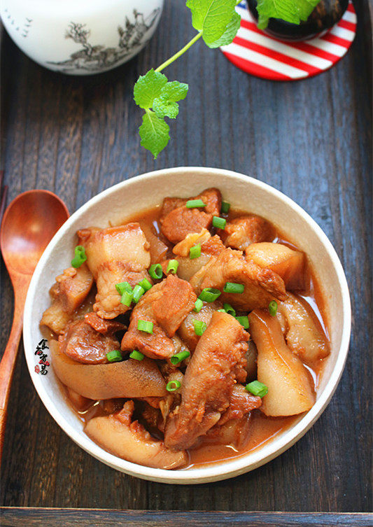 红烧猪头肉,电饭锅工作完成有提示声音,拔掉电源,舀出食材,撒点葱花即可食用。