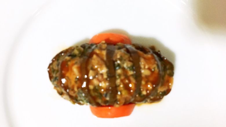 灯笼肉饼,胡萝卜对半切,如图所示