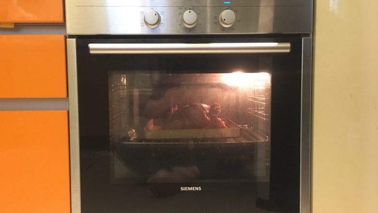 绑起来之柠檬烤鸡,鸡胸朝上送进烤箱！220度烤1小时15分钟！