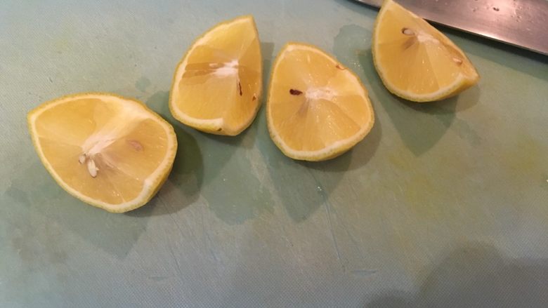 绑起来之柠檬烤鸡,<a style='color:red;display:inline-block;' href='/shicai/ 595'>柠檬</a>大切4块