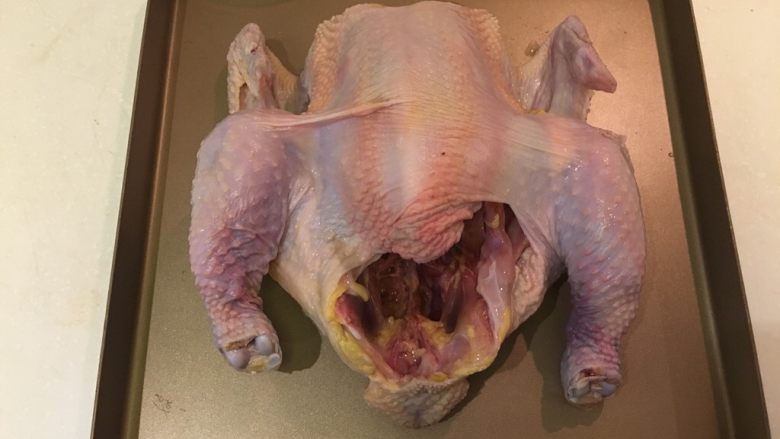 绑起来之柠檬烤鸡,将鸡只放到烤盘上