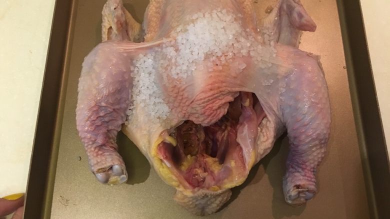 绑起来之柠檬烤鸡,抹上粗盐