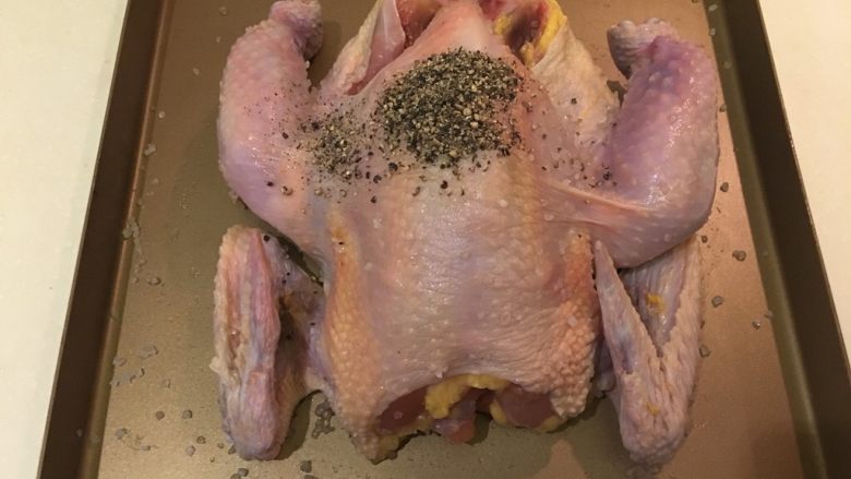 绑起来之柠檬烤鸡,再抹上黑胡椒碎