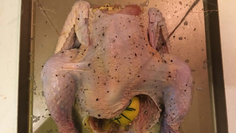 绑起来之柠檬烤鸡,鸡胸朝上，80cm的麻绳穿过鸡的背部