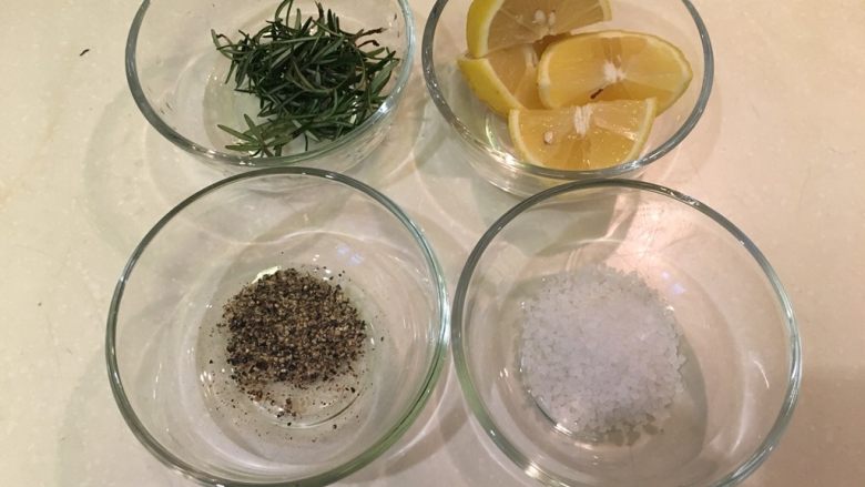 绑起来之柠檬烤鸡,<a style='color:red;display:inline-block;' href='/shicai/ 832'>迷迭香</a>、柠檬、黑胡椒碎、<a style='color:red;display:inline-block;' href='/shicai/ 831'>粗盐</a>，准备好