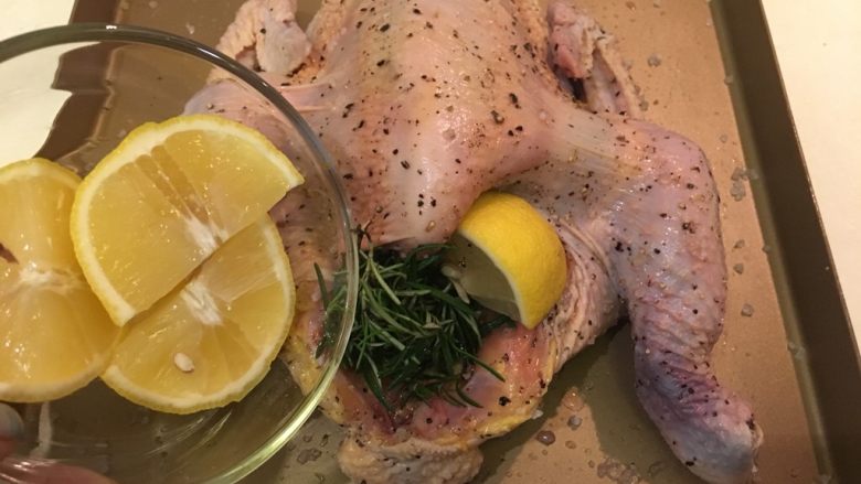 绑起来之柠檬烤鸡,将迷迭香跟柠檬塞进鸡肚子里，柠檬稍微捏软再塞