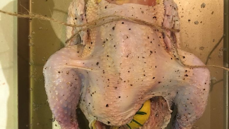 绑起来之柠檬烤鸡,麻绳的两端穿过鸡翅，拉紧交错，将鸡翅贴紧身体的紧紧绑好