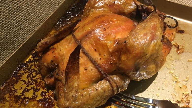 绑起来之柠檬烤鸡,see！烤盘上的鸡油记得淋到鸡身上哦。