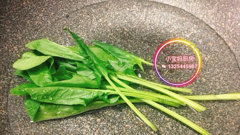 菠菜蛋黄粥,菠菜焯水,切碎备用