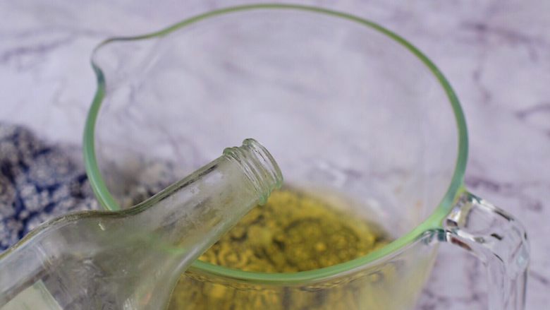 奶油蛋糕卷,蛋清加入柠檬汁,打至粗泡