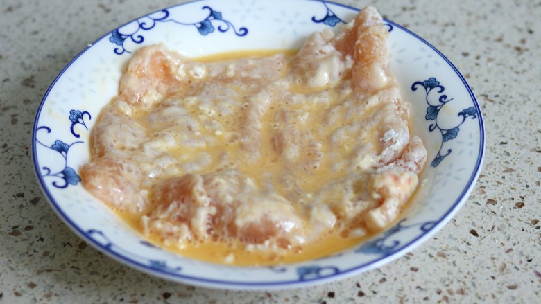 鸡排披萨,<a style='color:red;display:inline-block;' href='/shicai/ 9'>鸡蛋</a>打散,蘸一层蛋液