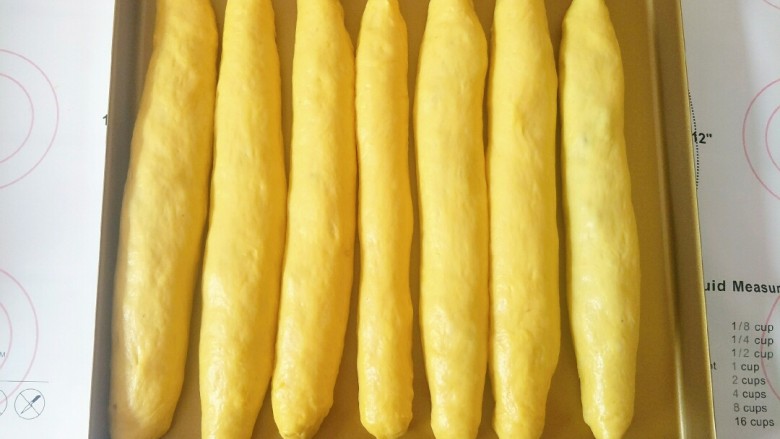 南瓜红豆排包,依次做好,摆入28✘28的烤盘里
