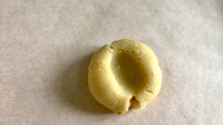 老式桃酥,用大拇指按一个窝,不要按到底哈!要留一定的厚度。