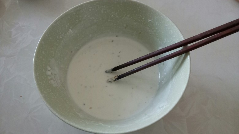 榴莲米糕塔,加入<a style='color:red;display:inline-block;' href='/shicai/ 666'>芝麻</a>搅拌均匀。