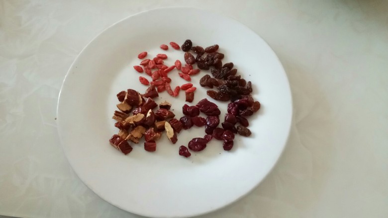 榴莲米糕塔,果干洗净晾干。