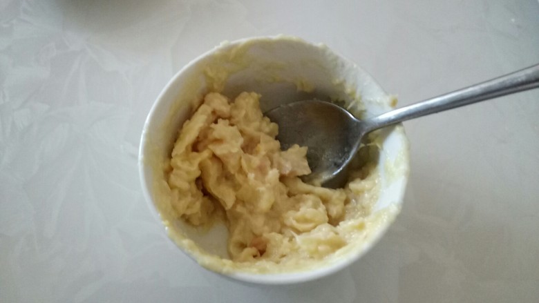 榴莲米糕塔,将榴莲用勺子压成泥。
