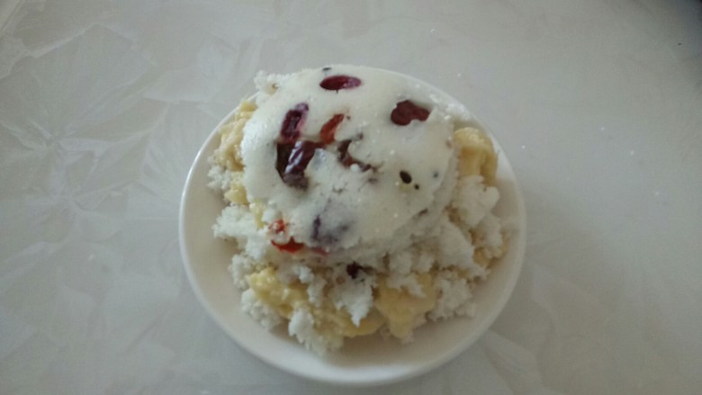 榴莲米糕塔,再抹一层榴莲,在撒一层米糕碎,再抹一层榴莲,摆上米糕块。