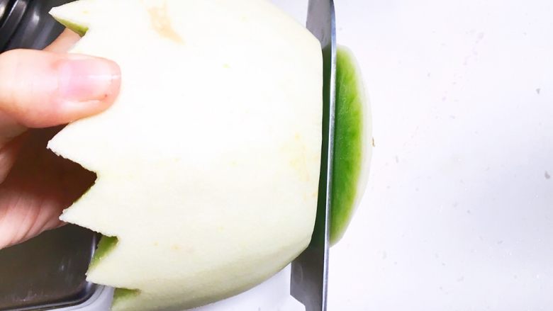 家庭版蜜瓜牛奶沙冰🍧,为了蜜瓜碗平稳,底部刀切一下