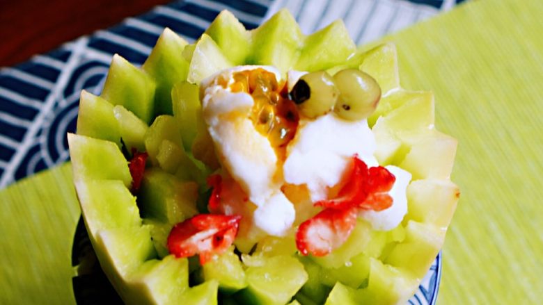 家庭版蜜瓜牛奶沙冰🍧,用<a style='color:red;display:inline-block;' href='/shicai/ 592'>草莓</a>片和冻蓝莓装饰(冻的蓝莓皮一洗就掉了😔)